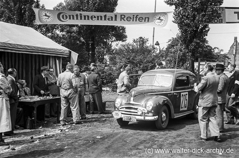 Ford Taunus bei der ADAC Deutschlandfahrt 1950