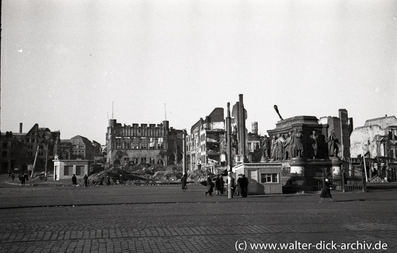 Denkmal auf dem Kölner Heumarkt und Ruine des Gürzenich