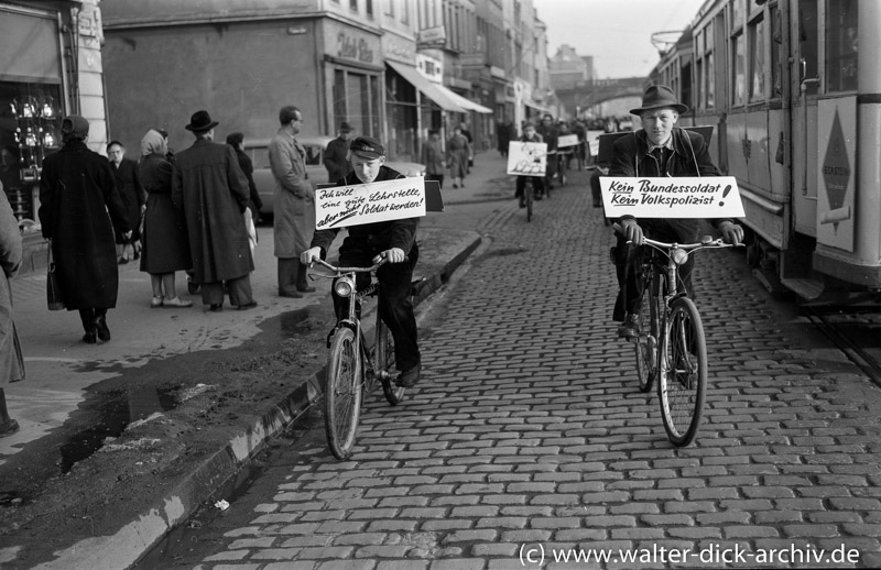 Demonstration gegen die Wiederbewaffnung 1954