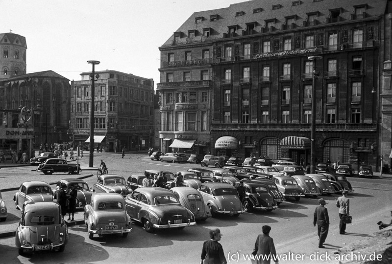 Vor der Westseite des Kölner Doms 1951