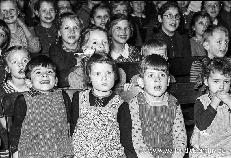Kindervorstellung im Hänneschen-Theater 1955