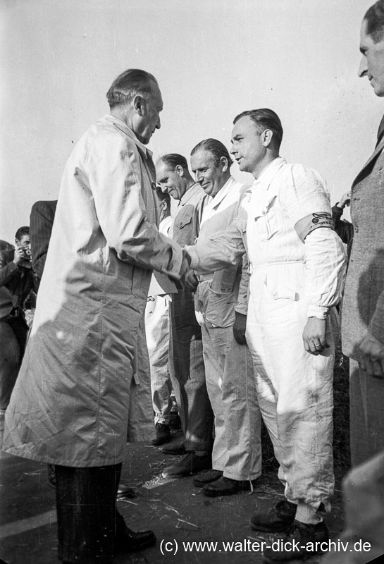 Konrad Adenauer beim Rennen auf dem Kölner Kurs 1949