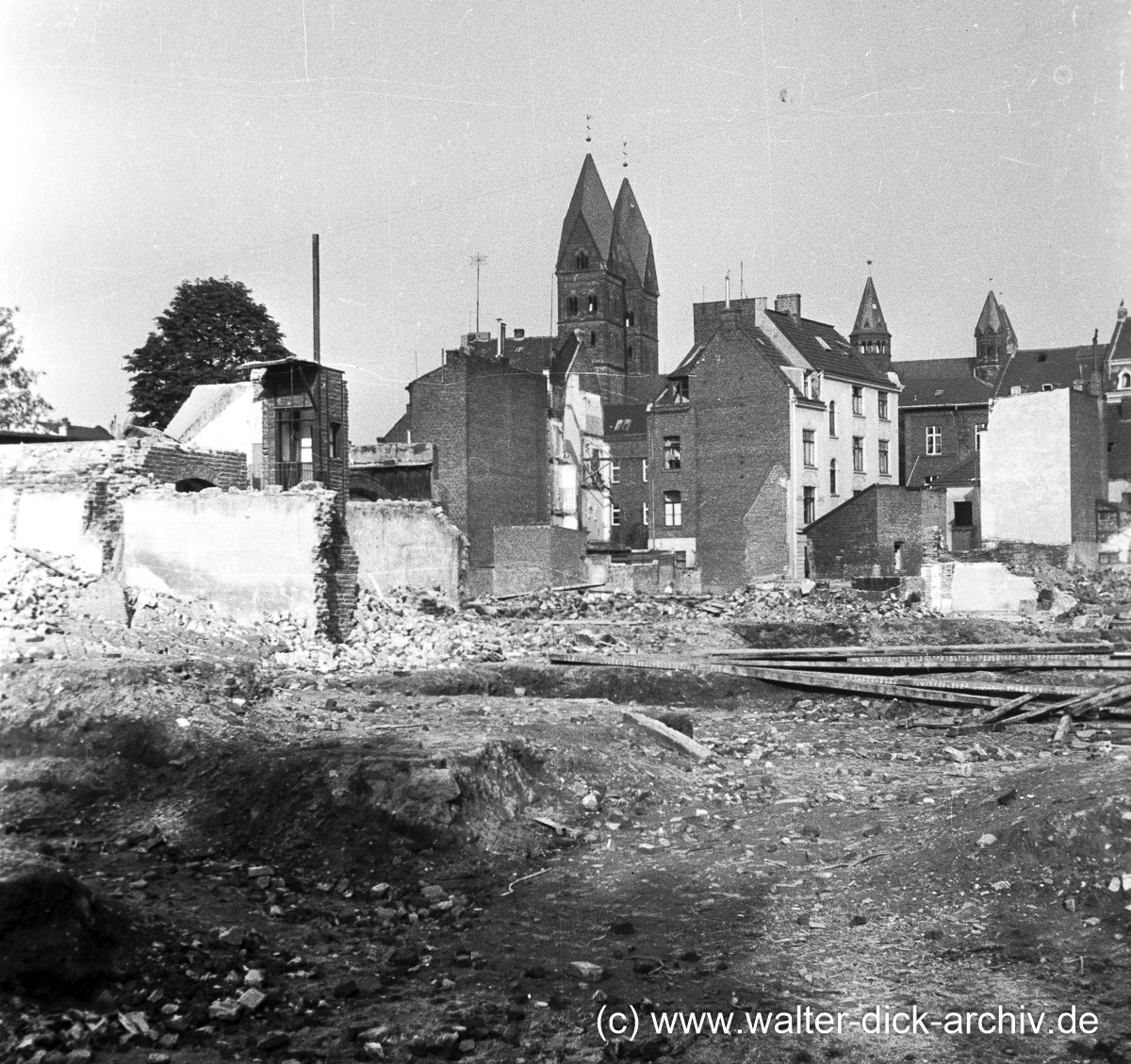 Abrissarbeiten vor st. Heribert 1938
