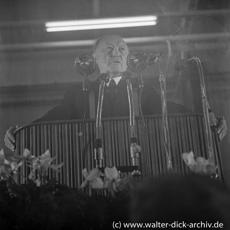 Konrad Adenauer beim 30 jährigen Jubiläum der Kölner Ford Werke