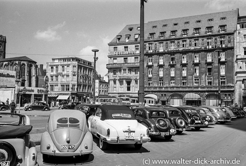 Parkplätze vor dem Dom 1951