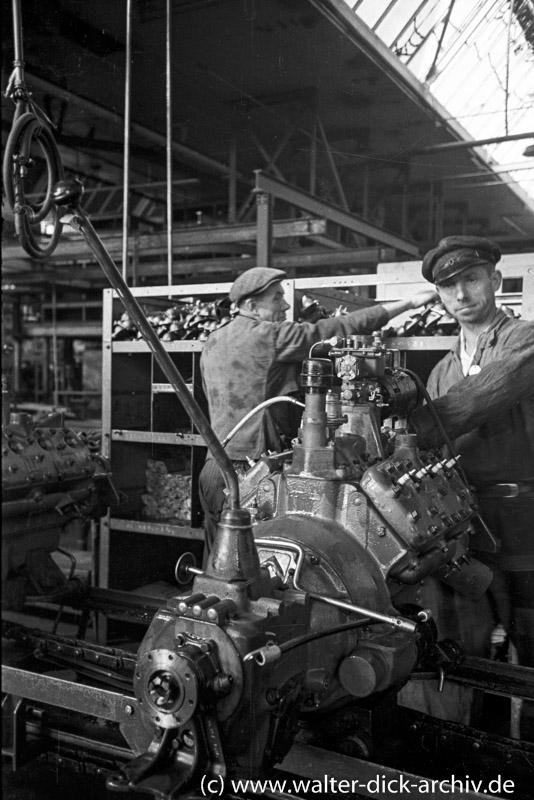 Fließbandmontage von Motoren bei Ford in Köln