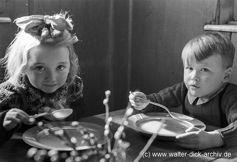 Ein Teller Suppe im Kindergarten 1947