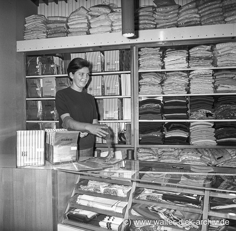 Im Strumpf- und Trikotagen Laden 1964