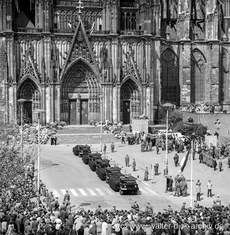 Auf dem Roncalliplatz Beerdigung Konrad Adenauer 1967