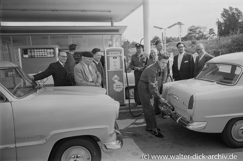 Eröffnung einer ARAL-Tankstelle 1955