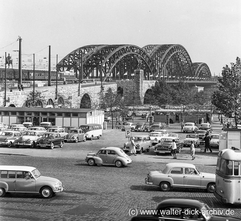 Hohenzollernbrücke und Busbahnhof 1962