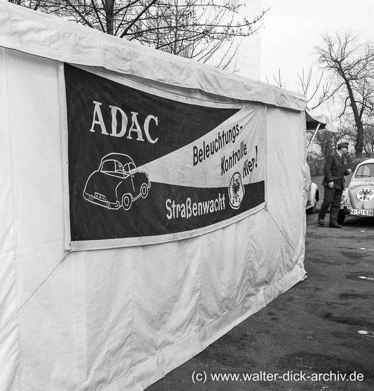 Mobile Fahrzeugkontrolle der ADAC Straßenwacht 1956