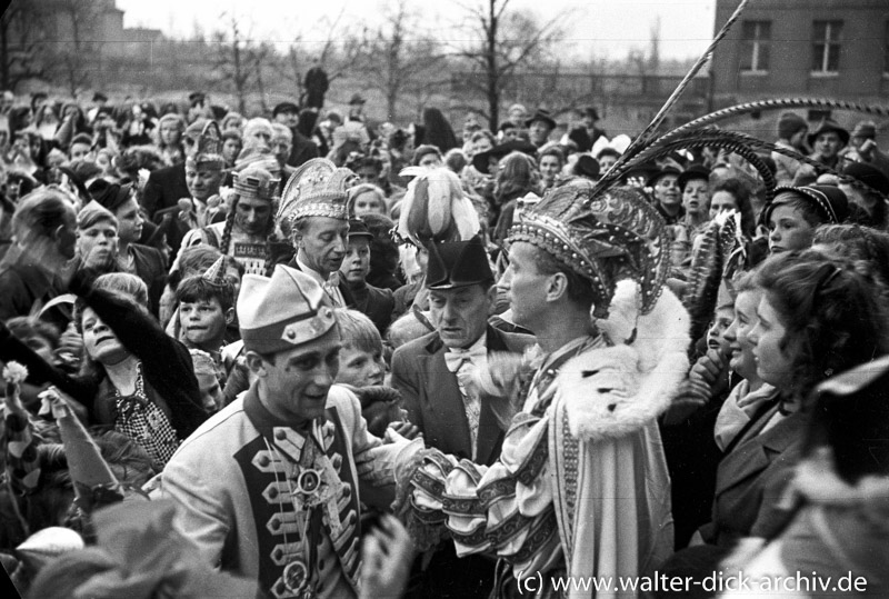 Prinz Karneval im Köln-Sülzer Waisenhaus 1949