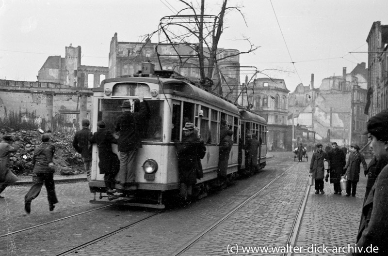 Straßenbahn nach Kriegsende in Köln am Friesenplatz 1946