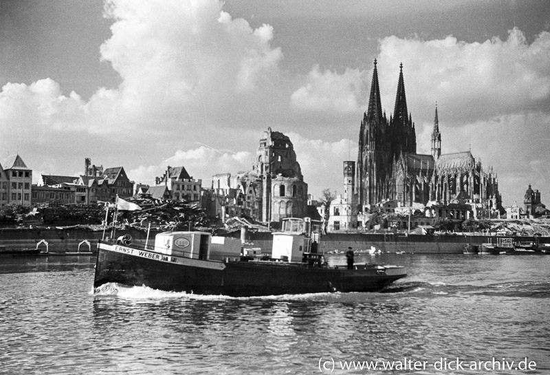 Tankschiff "Ernst" vor der zerstörten Stadt