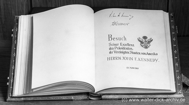WDA4080-005 Das goldene Buch der Stadt Köln mit Eintrag von J.F. Kennedy