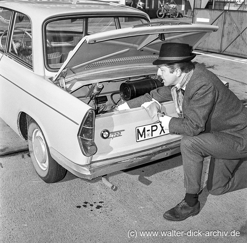 Der rasende Graf inspiziert einen BMW 700 1959