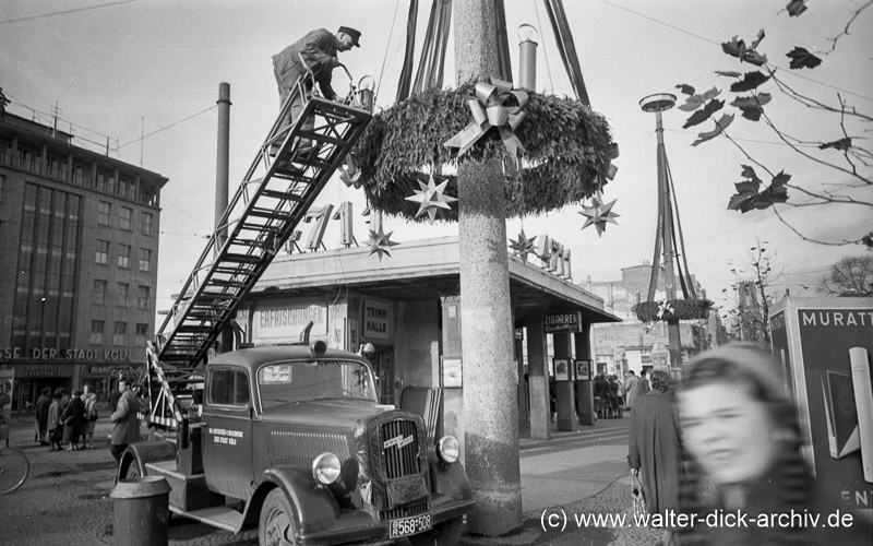 Adventskränze am Ebertplatz 1955