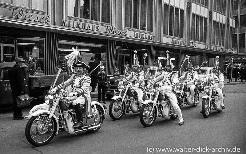 Prinzeneskorte auf Motorrädern 1955