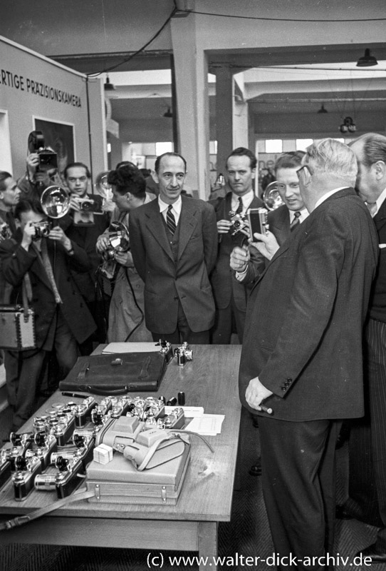 Photokina 1951 in Köln Ludwig Erhard informiert sich