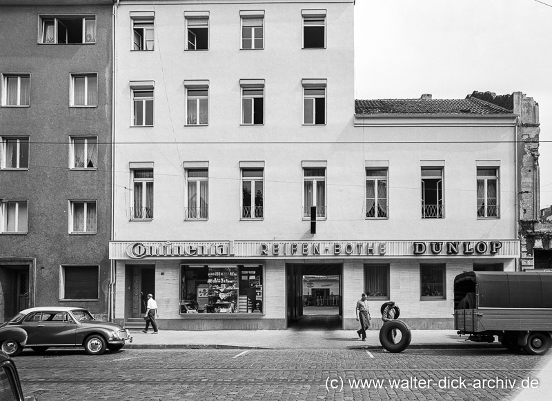 WDA2097-6-007 Ladengeschäft und Durchfahrt von Reifen Bothe