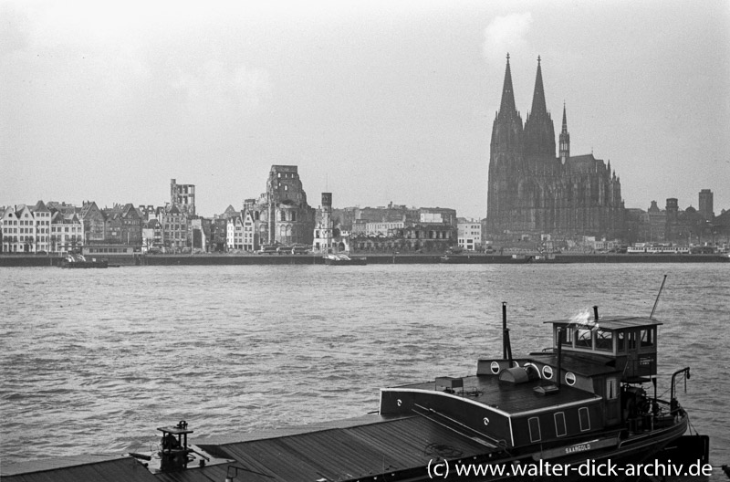 Rheinfront 1951 von Deutz aus gesehen