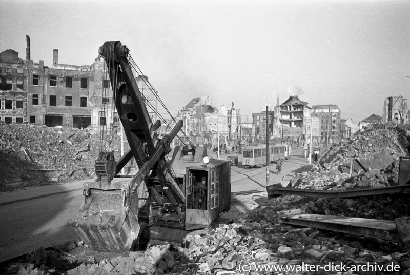 Trümmerräumung mit Bagger am Kölner Friesenplatz 1946