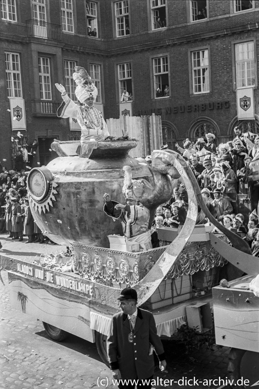 Der Geist aus Aladins Wunderlampe im Kölner Rosenmontagzug 1960