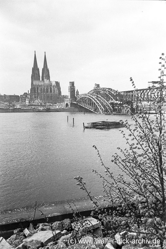 Wiederaufbau der Hohenzollernbrücke 1948