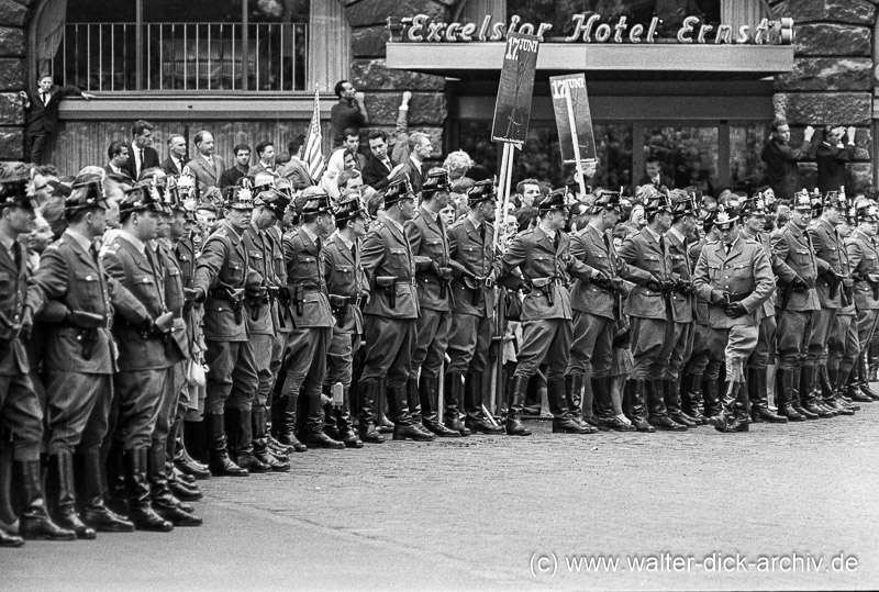 Kennedy in Köln - Polizeikette vor dem Excelsior Hotel 1963