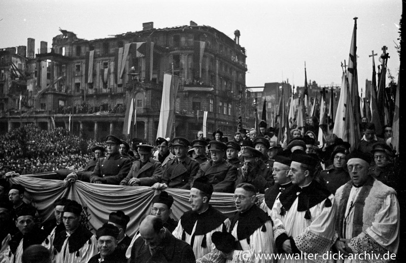 Besatzungsoffiziere bei einer Feier am Dom 1946