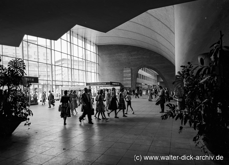 Quergang im Hauptbahnhof 1958
