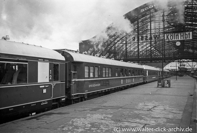 Der FD-Zug vor der Abfahrt im Kölner Hauptbahnhof 1954