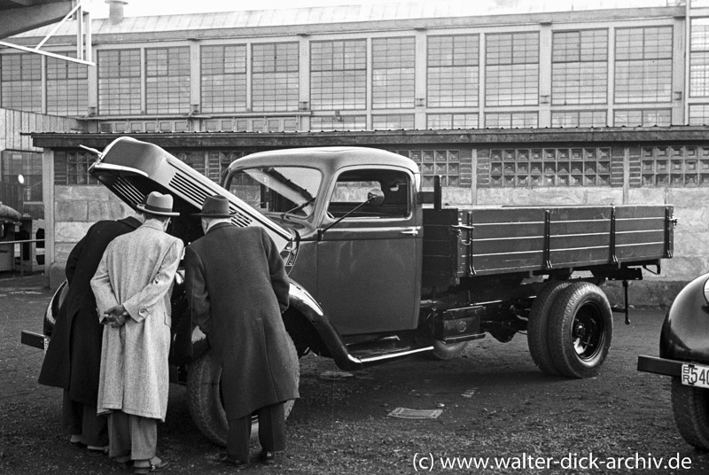 Experten begutachten einen Lkw der Ford-Werke in Köln