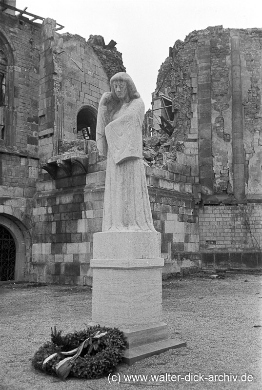"Die Trauernde" Skulptur von Gerhard Marcks 1950