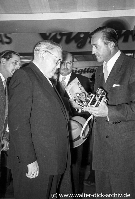 Photokina 1951 in Köln Ludwig Erhard mit Uhl und Gruber