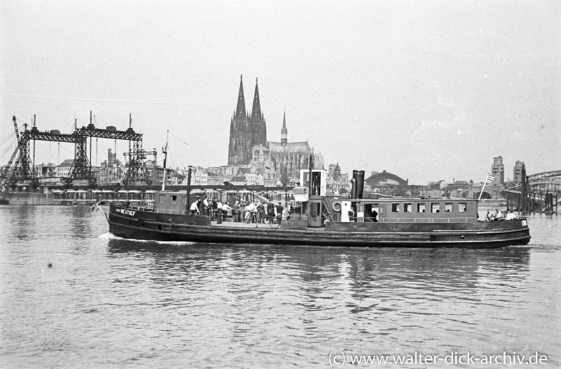 Fährboot vor der Baustelle der Köln-Deutzer Brücke