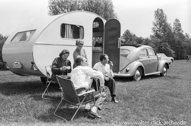 Camping im Kölner Wohnwagen 1958