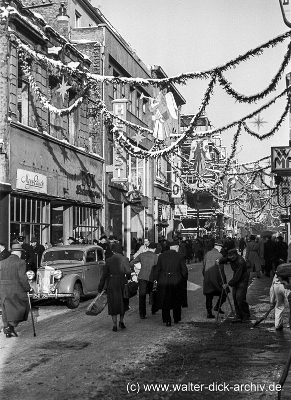 Weihnachtschmuck auf der Hohe Straße 1950