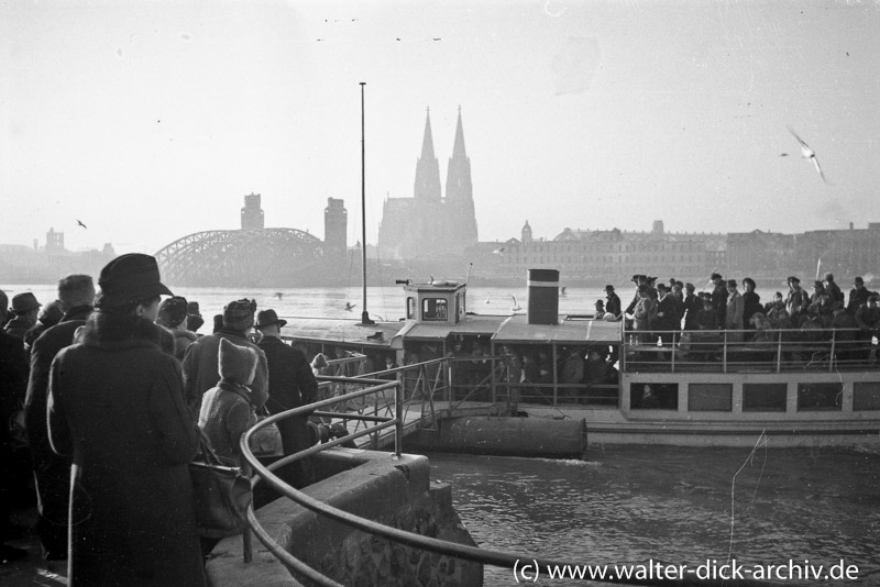 WDA004-030 Am Deutzer Fähranleger 1946