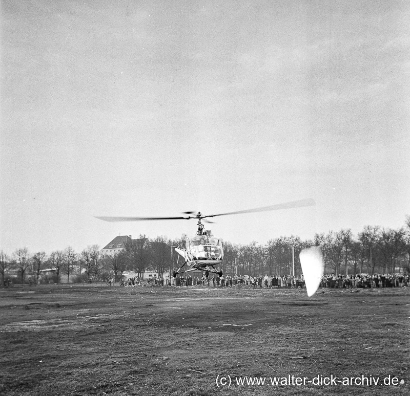 Vom Himmel hoch. .Nikolaus kommt mit dem Hubschrauber 1953