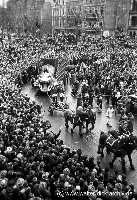 Im Rosenmontagszug 1950