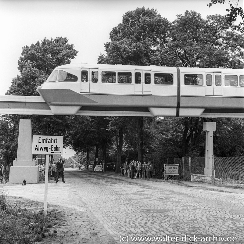 ALWEG-Bahn Überquerung der Neusser Landstraße 1957