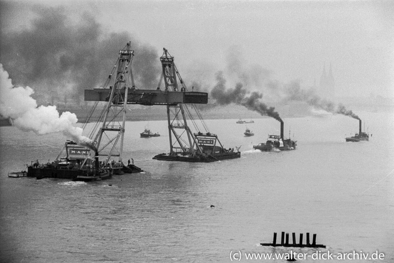 Schwimmkräne beim Bau der Mülheimer Brücke 1950