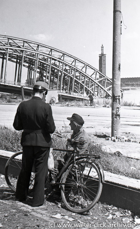 Schwarzmarkt-Kontrolle am Kölner Rheinufer 1946