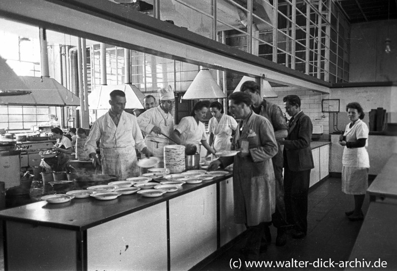 Essensausgabe in der Werkskantine bei Ford in Köln