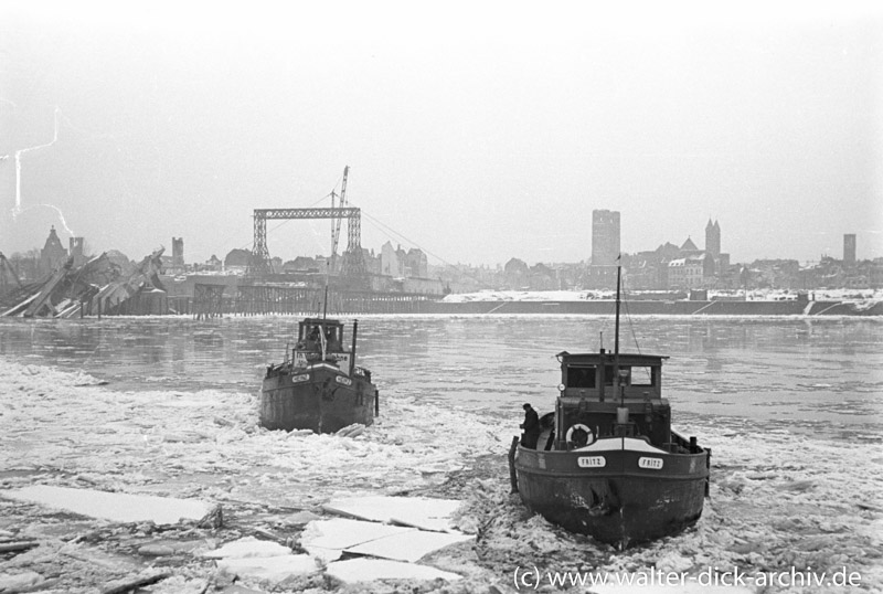 Kölner Eisbrecher "Heinz" und "Fritz" bei der Arbeit