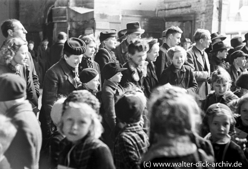 Abreise von Kölner Kindern in die Schweiz 1947