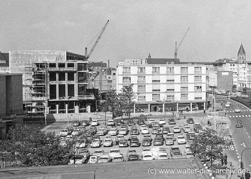 Vor der Oper 1964