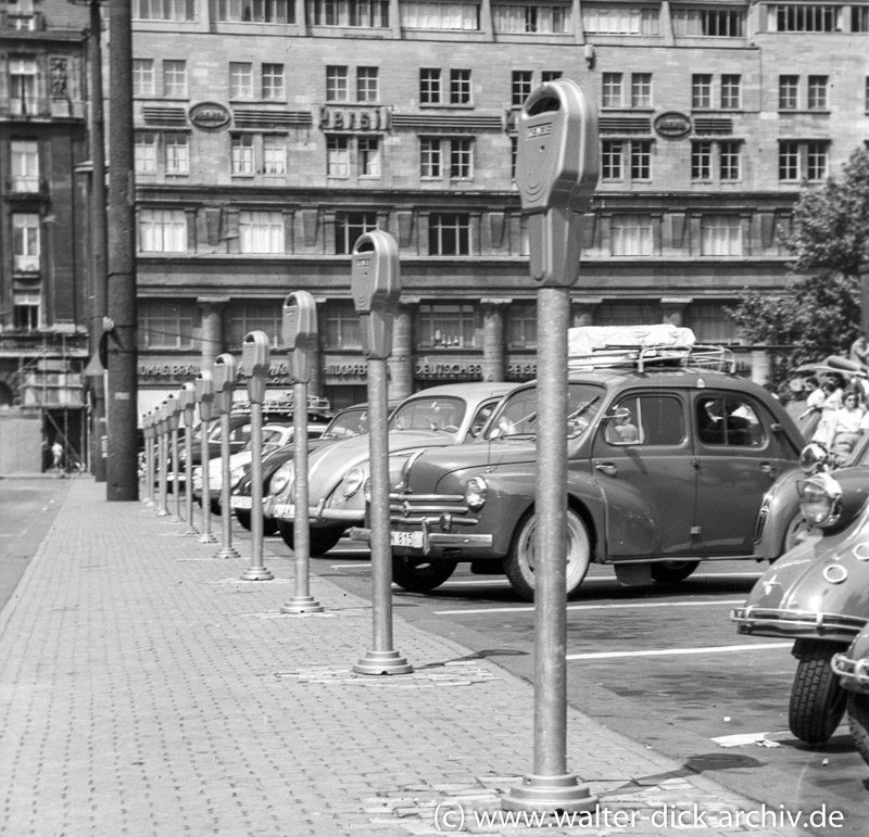 Parkplätze vor dem Dom-1963